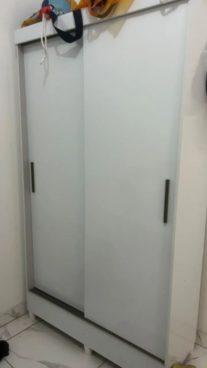  Guarda-Roupa Branco com Portas de Correr