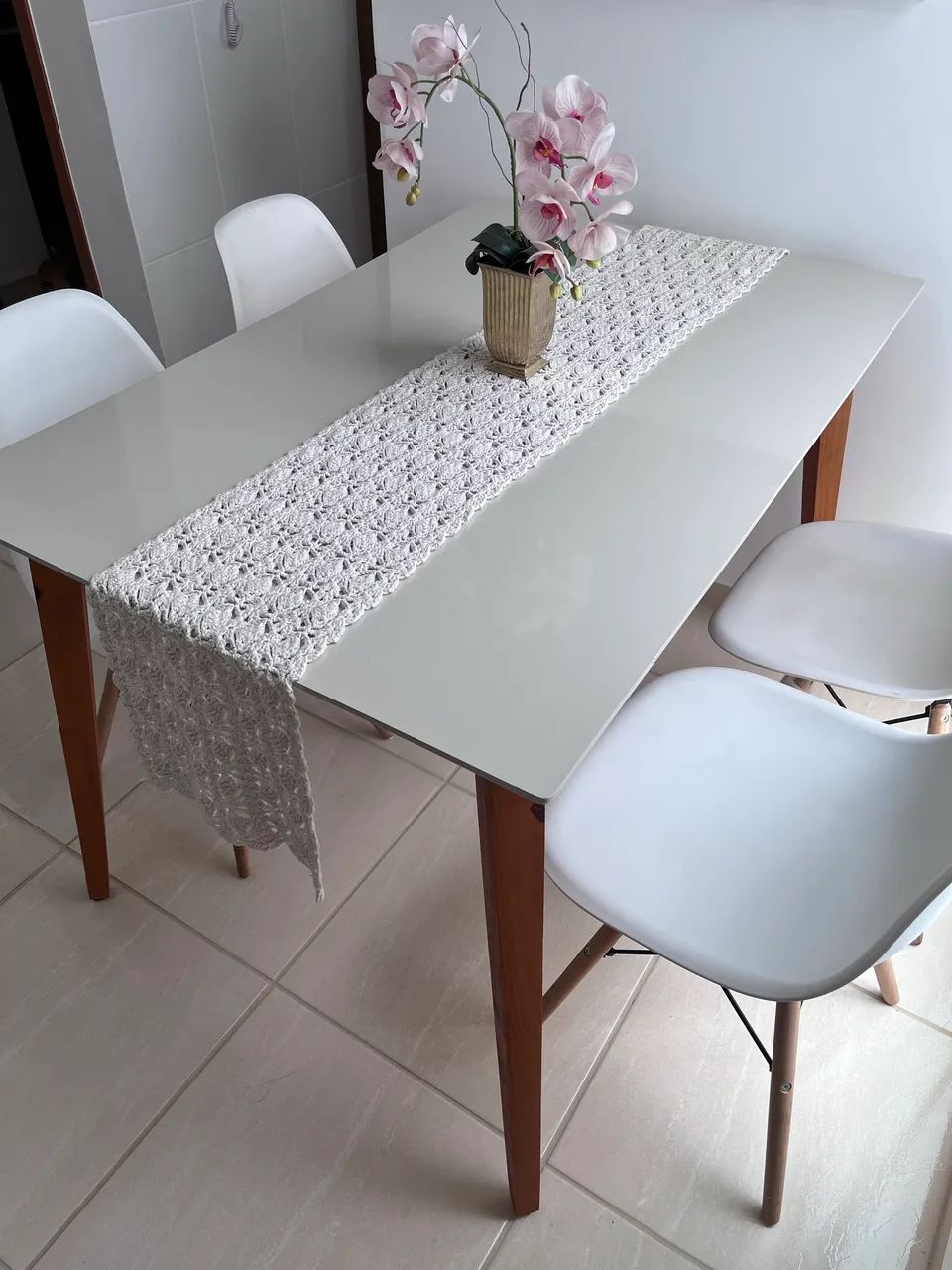 White rectangular table65115993104643123