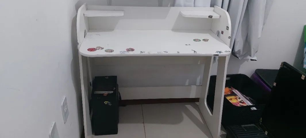 Escrivaninha Branca com Prateleiras (Estudo / Computador)