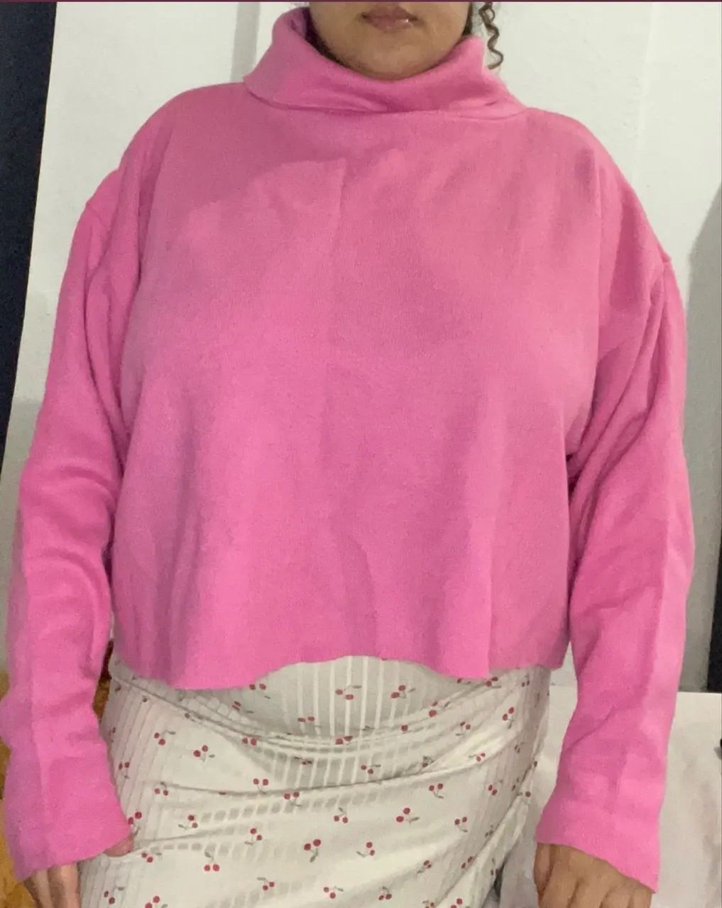 Suéter cropped oversized gola alta rosa chiclete
