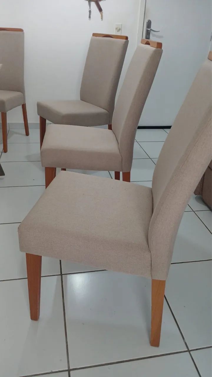 Mesa de madeira com 4 cadeiras inclusas  - Foto 3