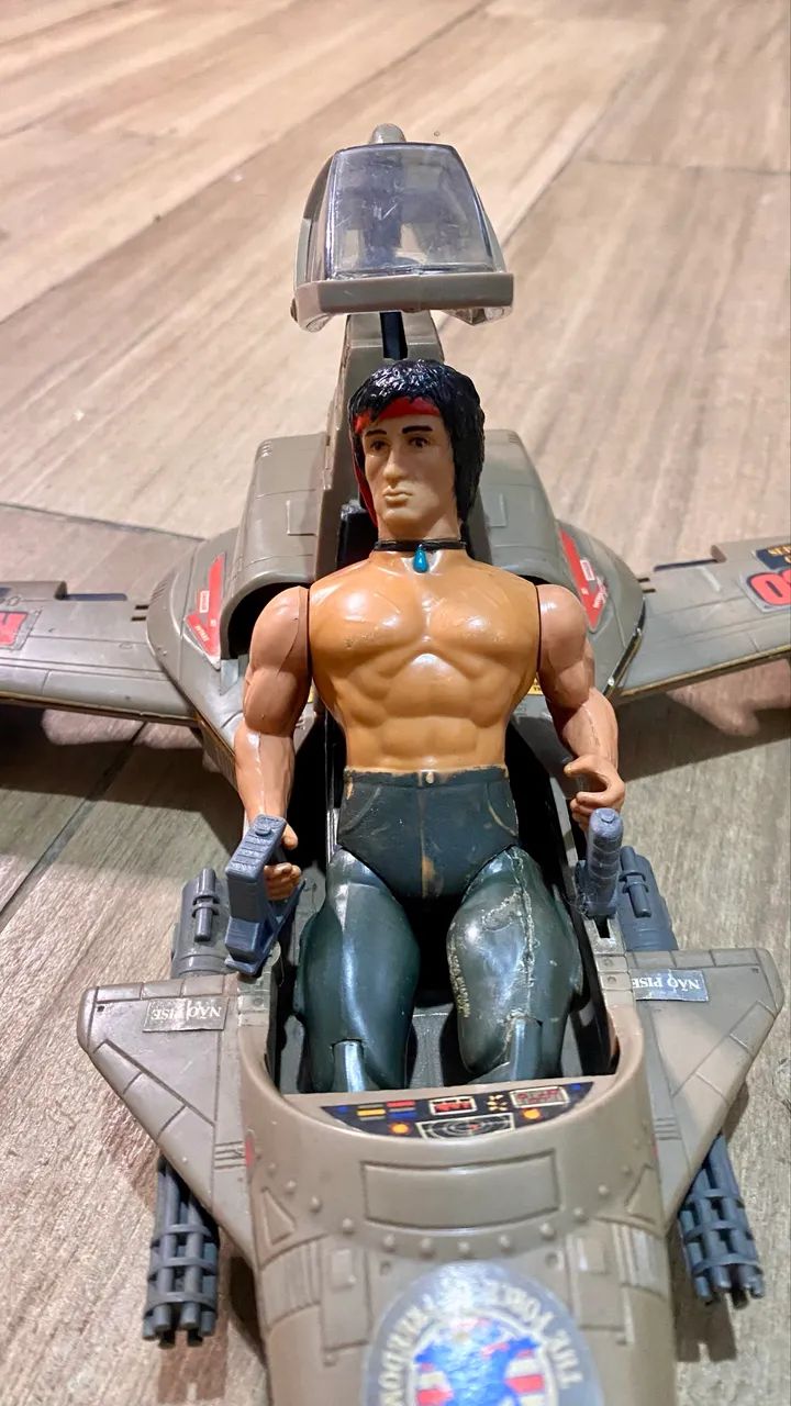 Avião SkyWolf + boneco Rambo - Glasslite, anos 80 - Foto 4