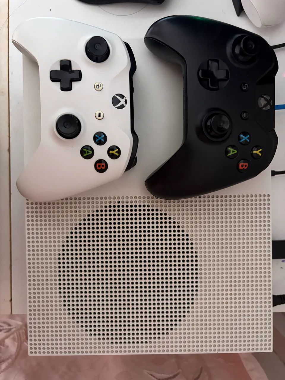 Vendo ou troco Xbox One s 1tb + 2 controles  - Foto 3