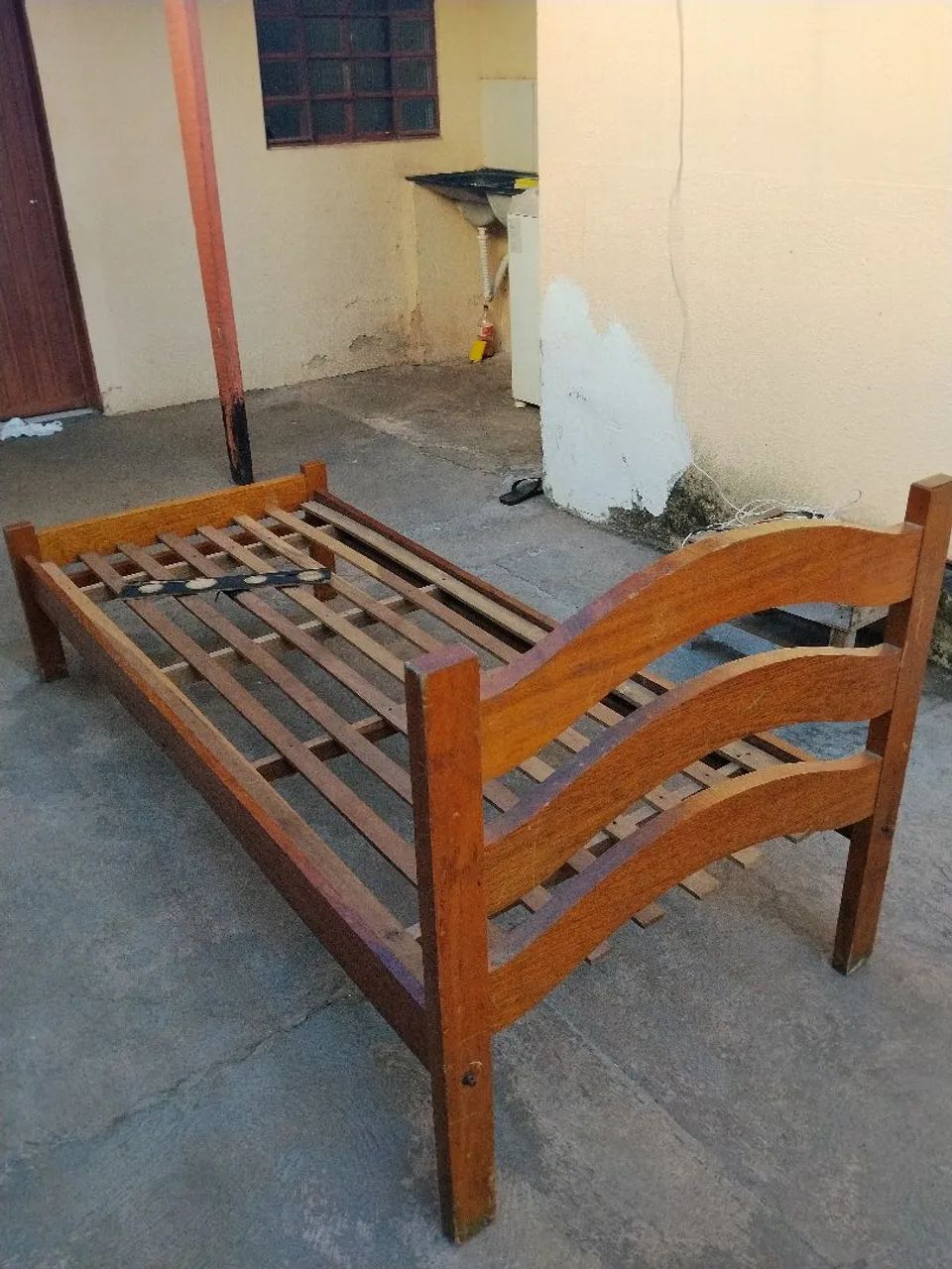 Cama solteiro de madeira bruta - Foto 5