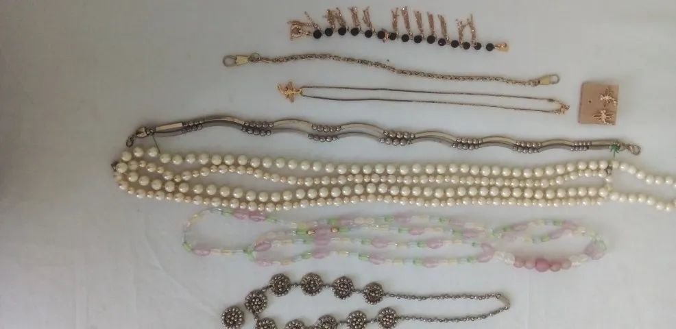 Colares, brincos e pulseiras Vintage. 