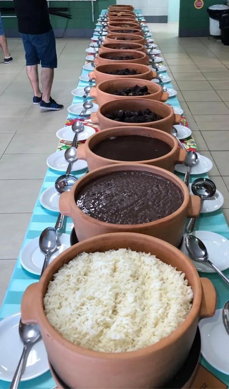 Buffet de panelas de barro para feijoada 