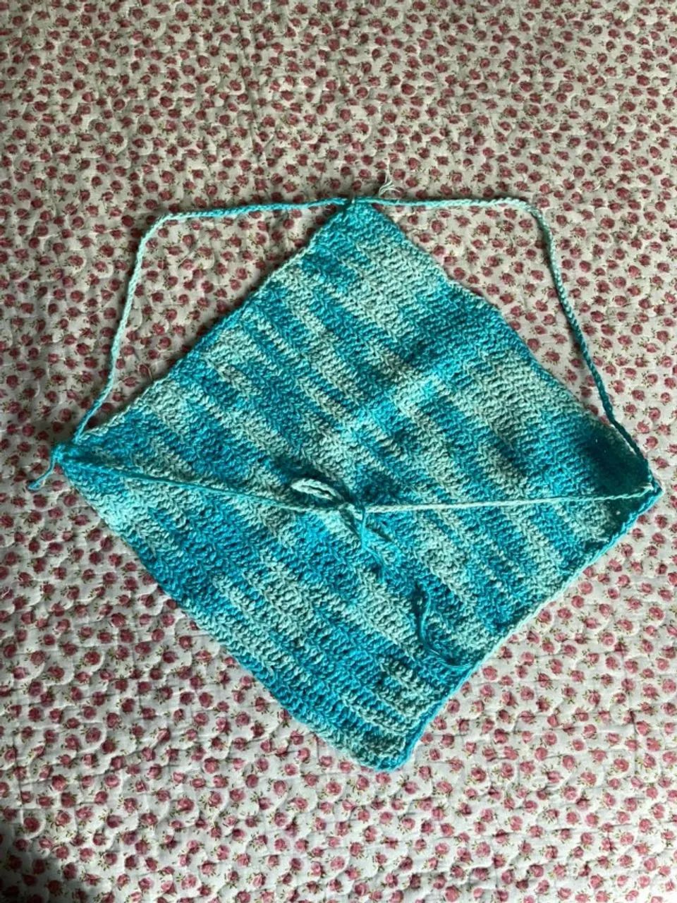 Cropped de Crochê em Degradê Azul - Foto 2