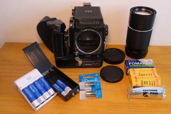 Mamiya 645 com lente 210 mm e kit completo