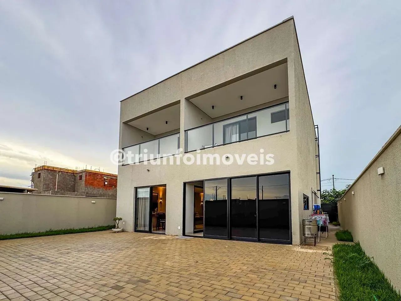 Casa duplex no Petrópolis Residence com 4 suítes