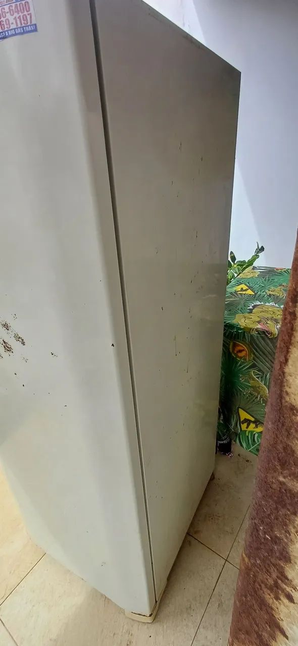 Vendo geladeira Eletrolux com defeito  - Foto 4