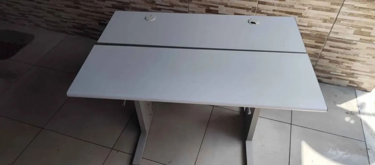 Mesa de escritório regulável.