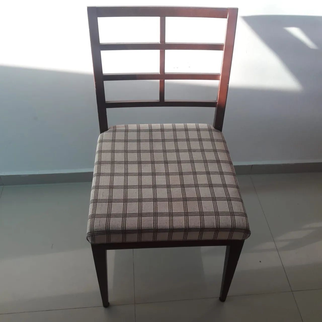 Mesa de jantar em alumínio e tampo de vidro com 4 cadeiras - Foto 5