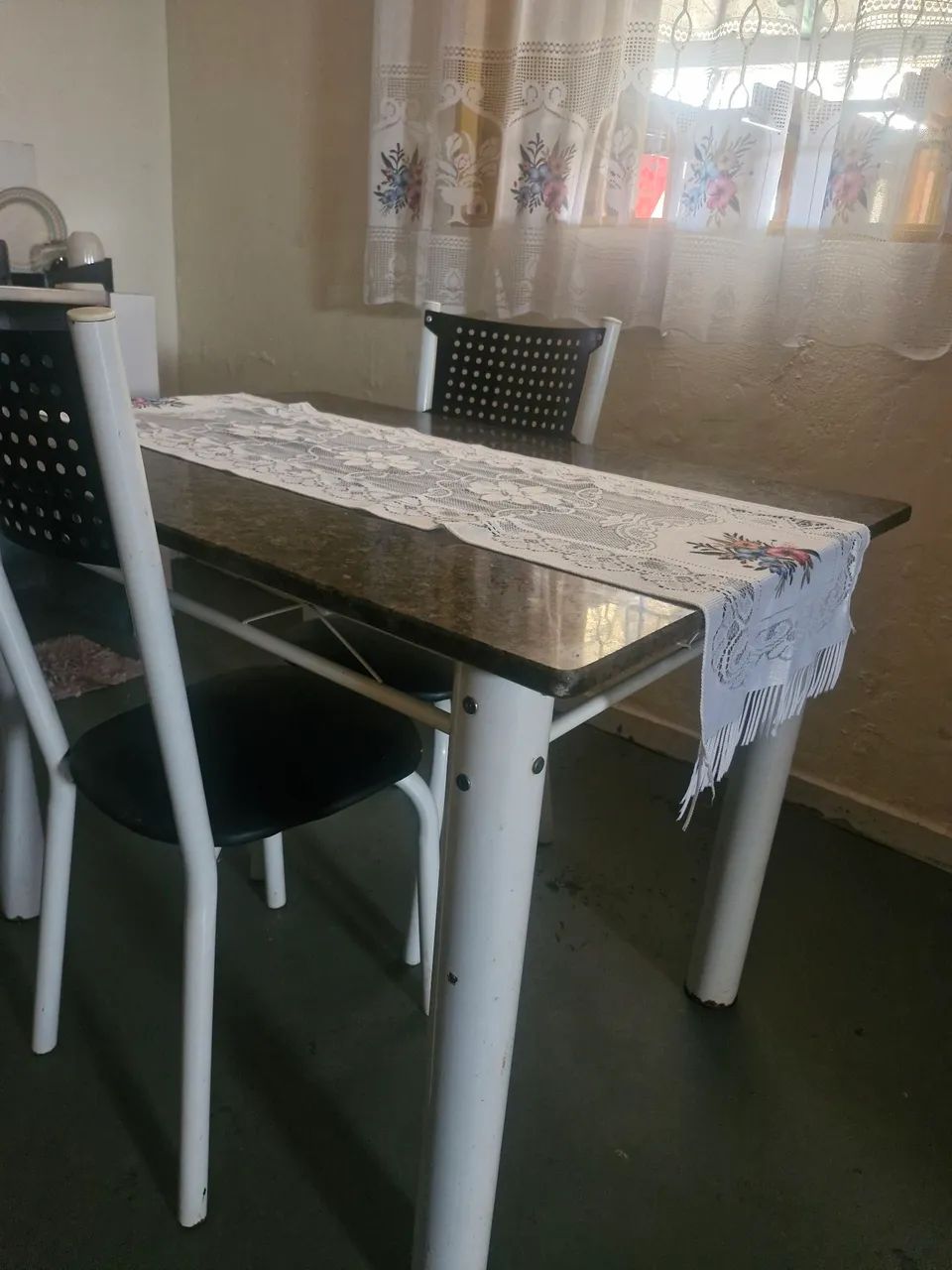 Mesa de Marmore/ Duas cadeiras - Foto 2