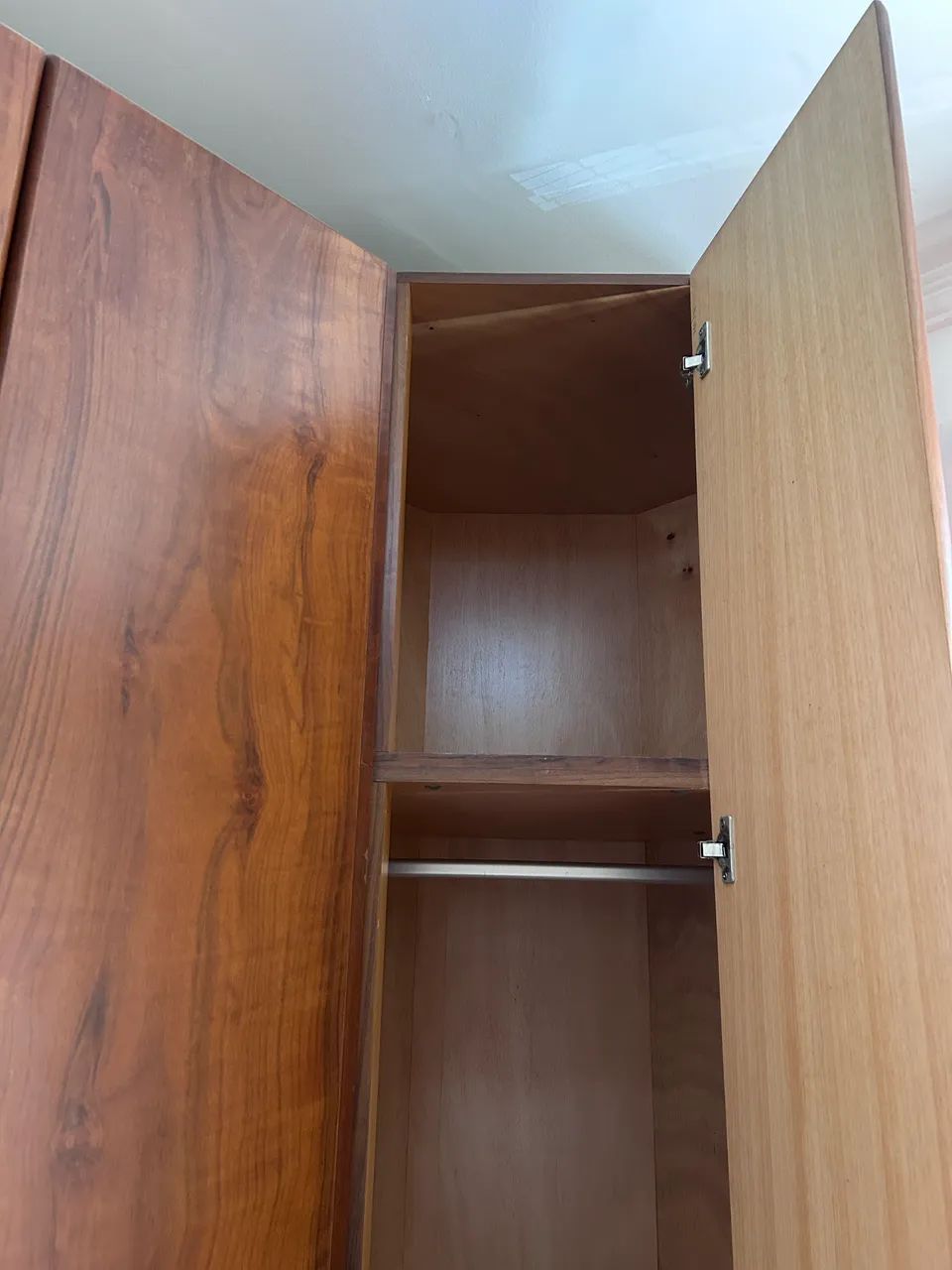 Guarda roupa de canto em madeira - Foto 2