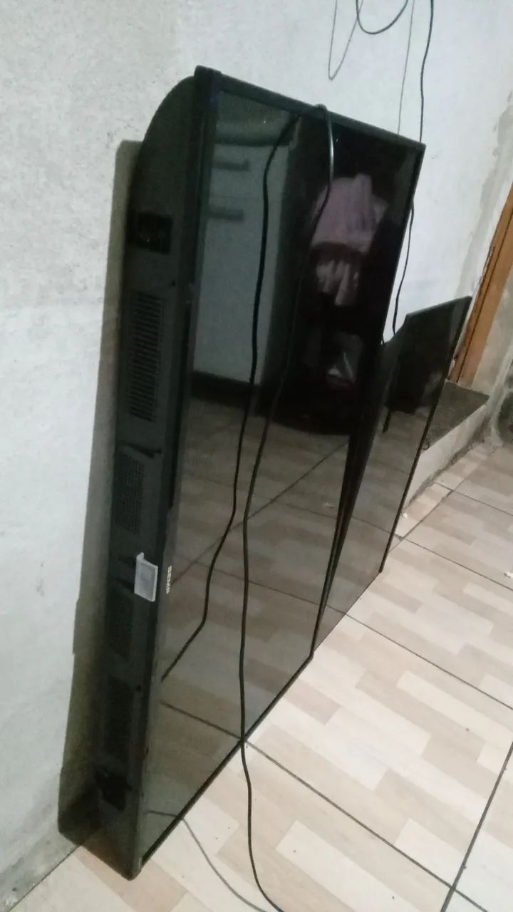 TV TCL Quebrada/retirada de peças ou alguém que tem condições de arrumar. 