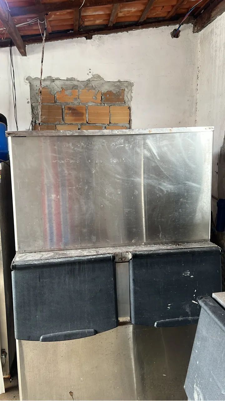 Máquina de gelo troco por carro moto 