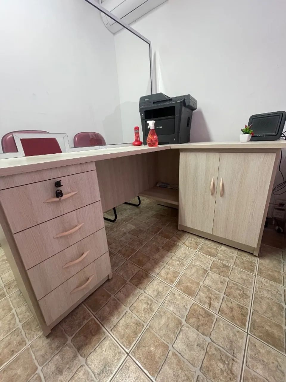 Mesa de escritório em L com 1 armário e gaveteiro - Foto 3