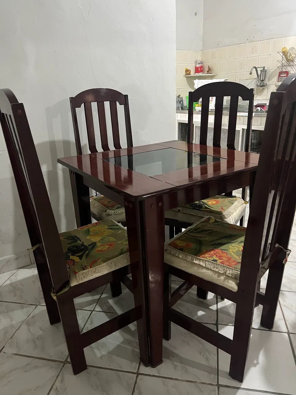 VENDE-SE MESA DE VIDRO COM 4 CADEIRAS - Foto 2