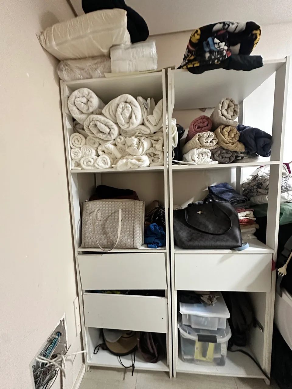 Guarda roupa aberto