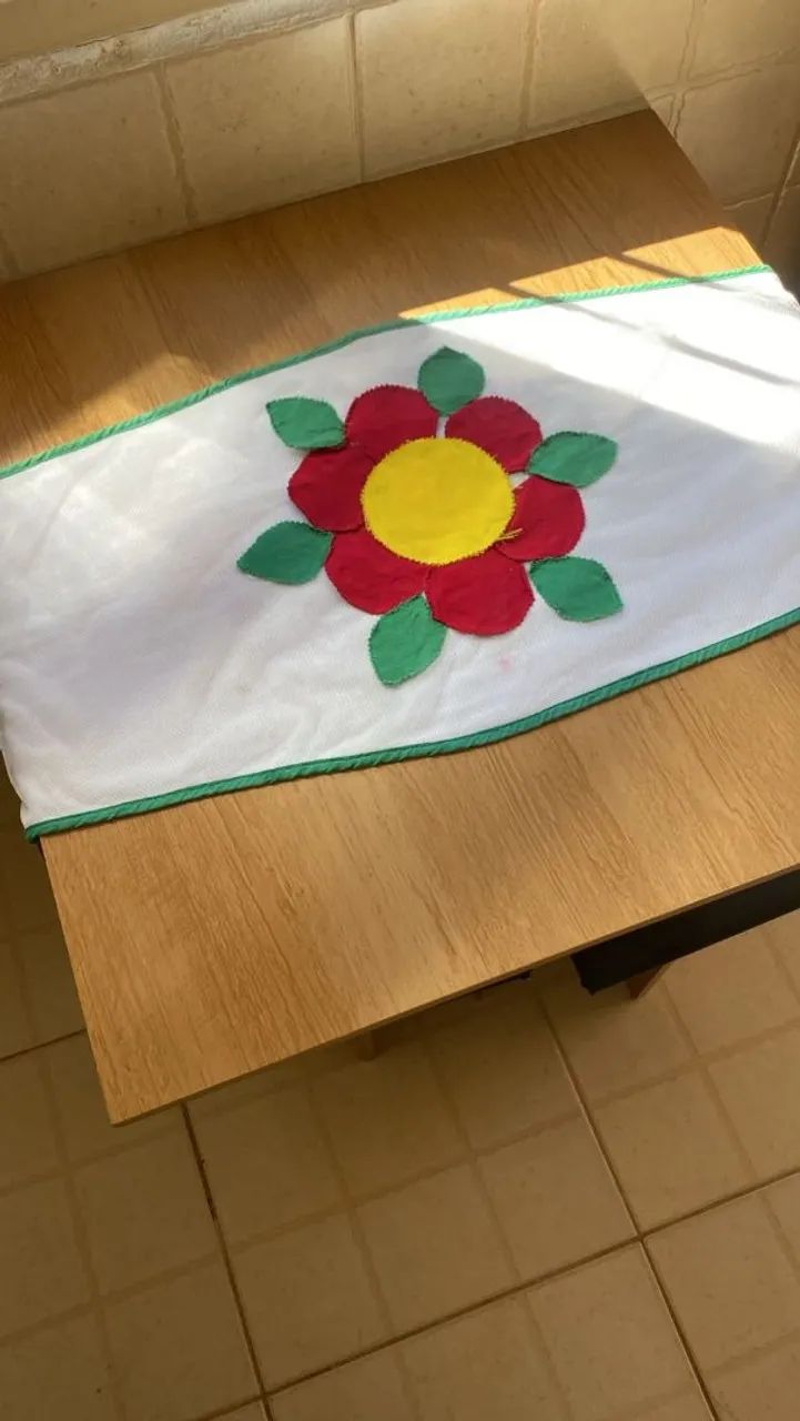 Mesa com 4 bancos