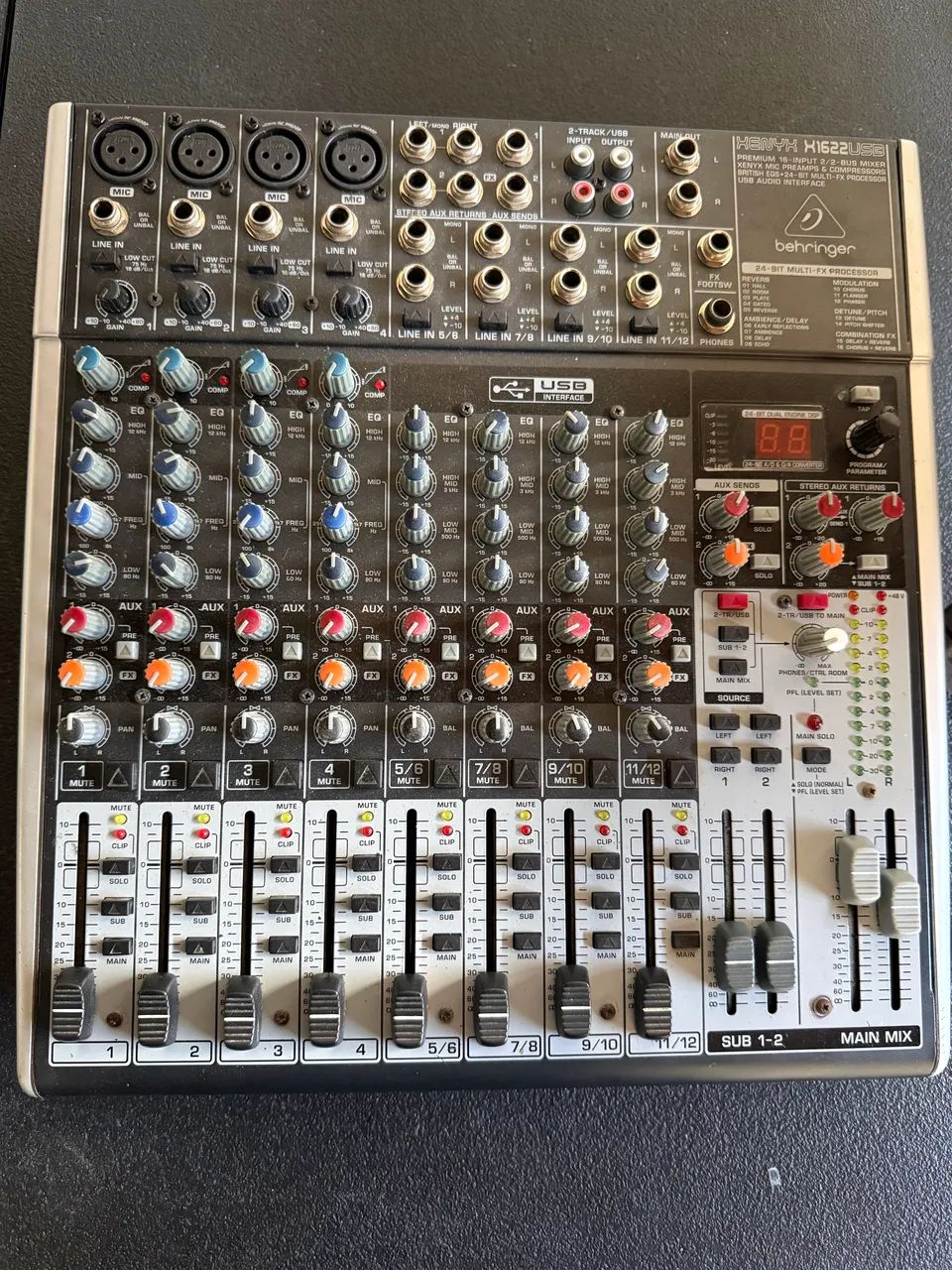  Behringer Xenyx X1622USB.