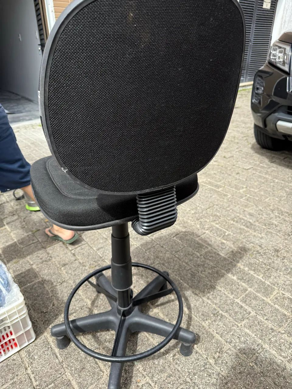 Cadeira  giratória alta semi nova  - Foto 4