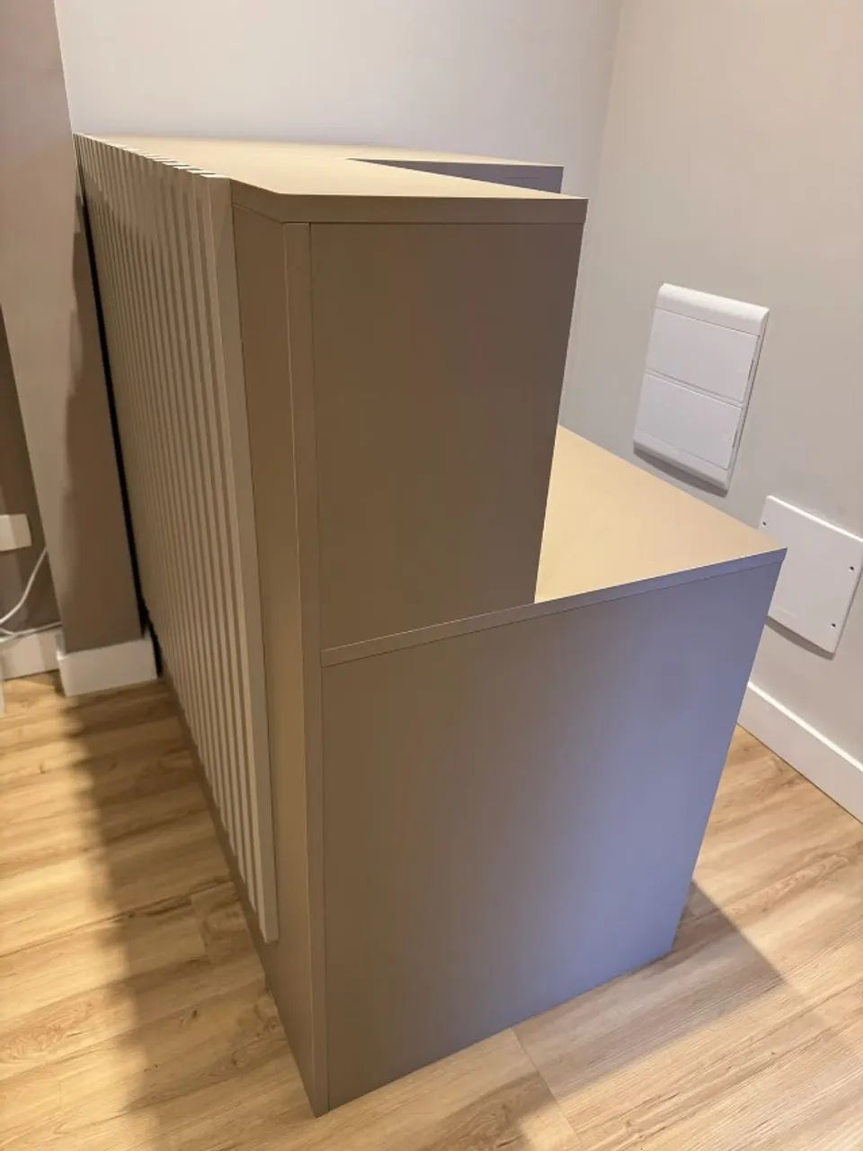 BALCÃO DE ATENDIMENTO MODERNO EM MDF RIPADO - Foto 3