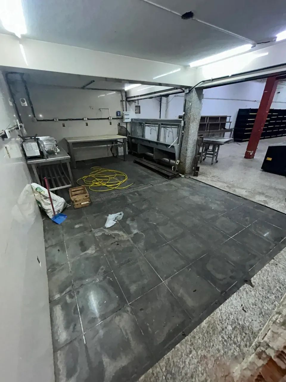VENDE-SE OU ALUGA-SE EXCELENTE LOJA + GALPÃO - Foto 5