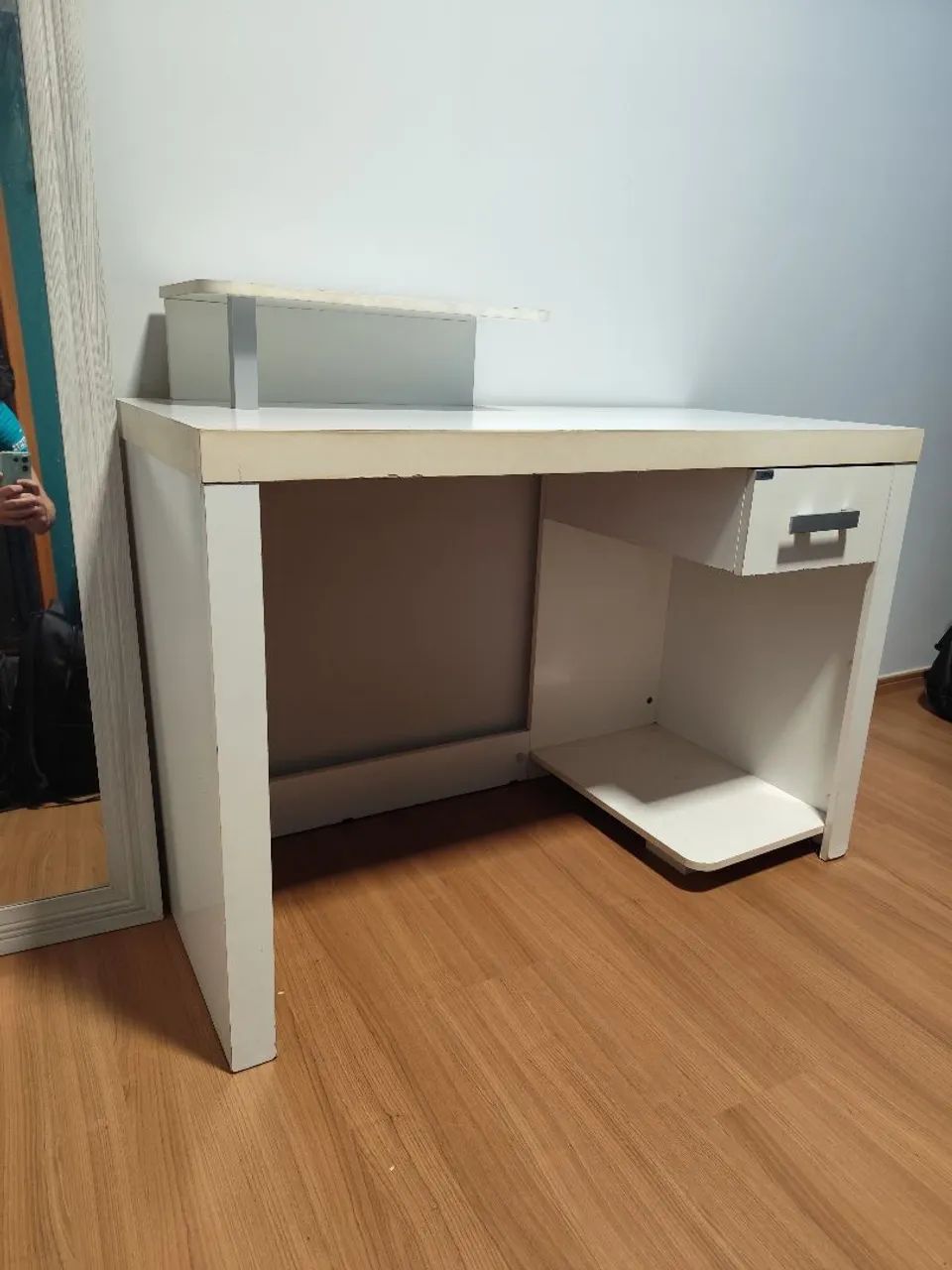 Mesa de computador branca
