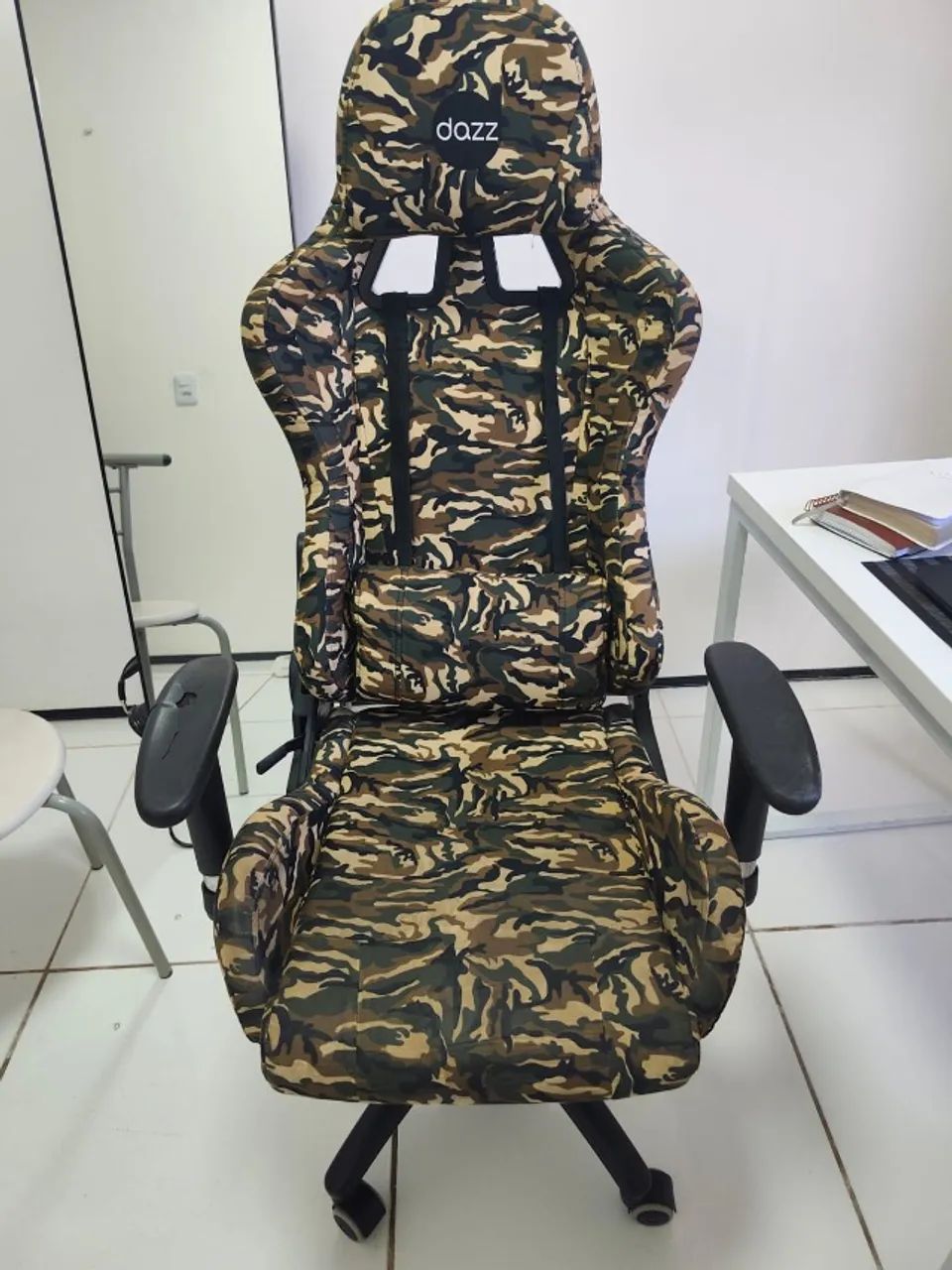 Cadeira Gamer camuflada com almofada de cabeça e lombar