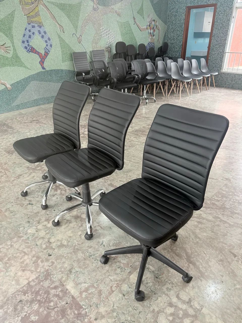 Cadeira Executiva Giratória Preta - Regulagem de Altura - R$ 190 - Foto 4