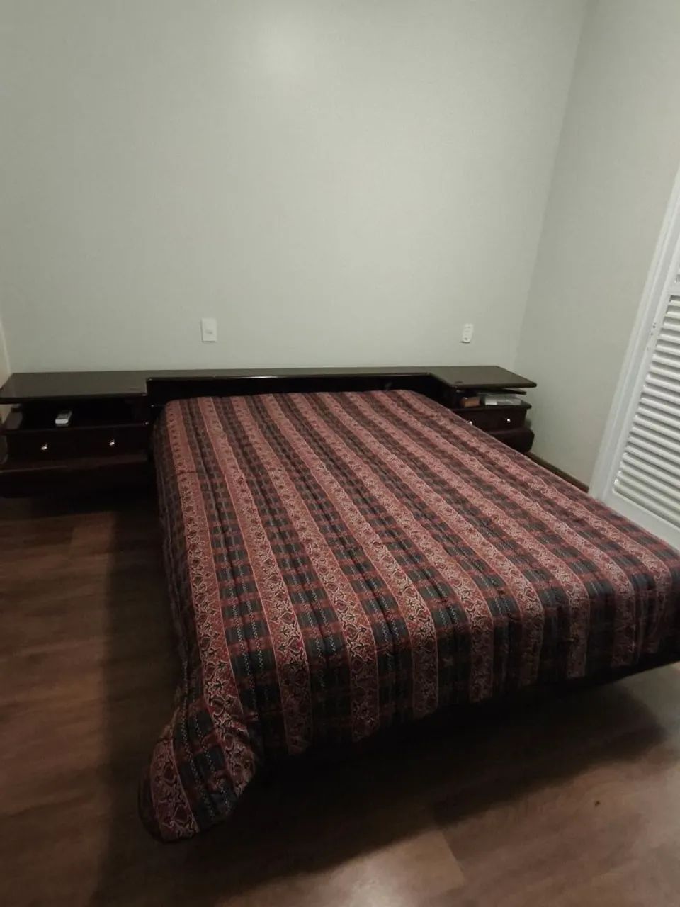 Cama em Laka cor vinho 