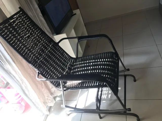 CADEIRA DE BALANÇO PRETO E BRANCO - Foto 4