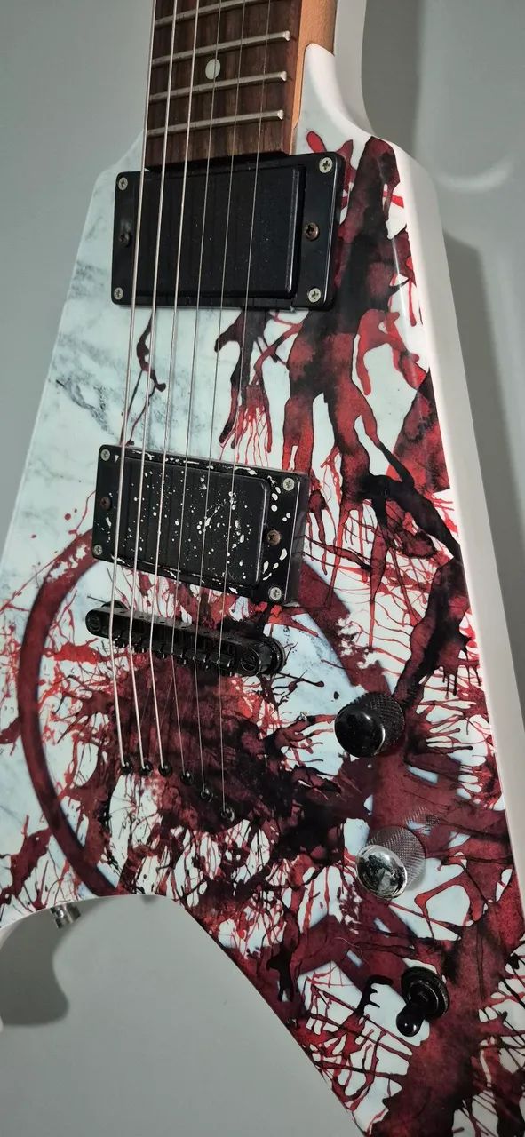 Guitarra flying-v Dean modelo Michael Amott Tyrant X Splatter com