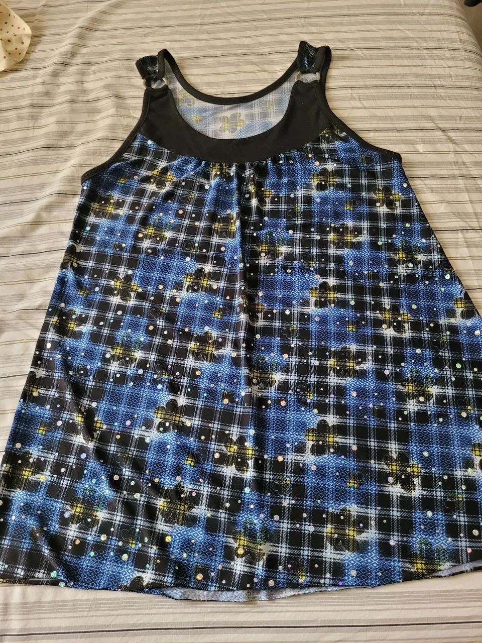 3 Blusas brancas + 1 estampada + 1 listrada - Tamanho P