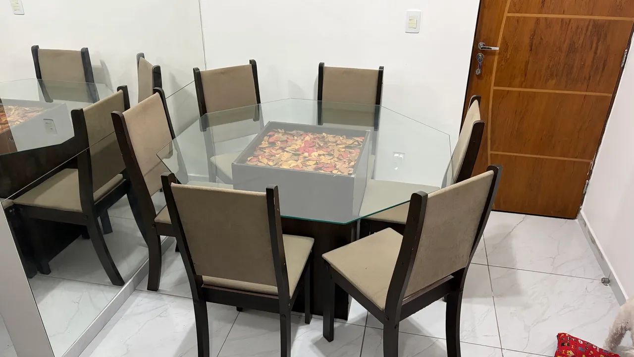 Mesa com tampo de vidro + 6 cadeiras