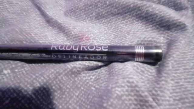 Po e caneta delineadora da ruby rose