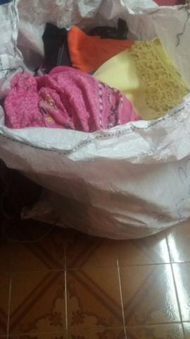 Fardo de roupa pra brechó semi novas outras bem conservadas adulto misto - Foto 2