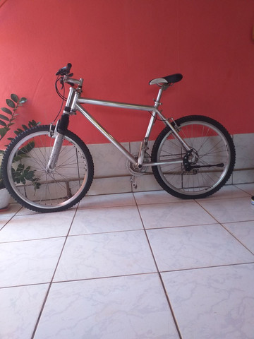Bicicleta de alumínio