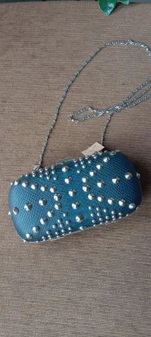Bolsa clutch azul com tachas