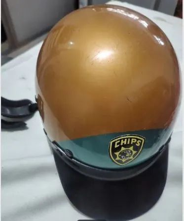 Capacete Antigo de Policial-Chips - Foto 2