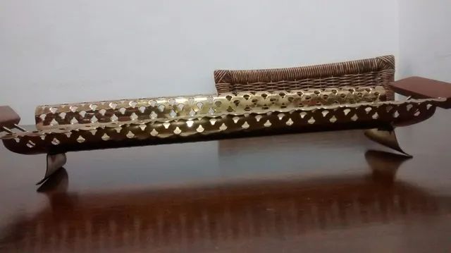 Linda peça em metal ouro velho e madeira