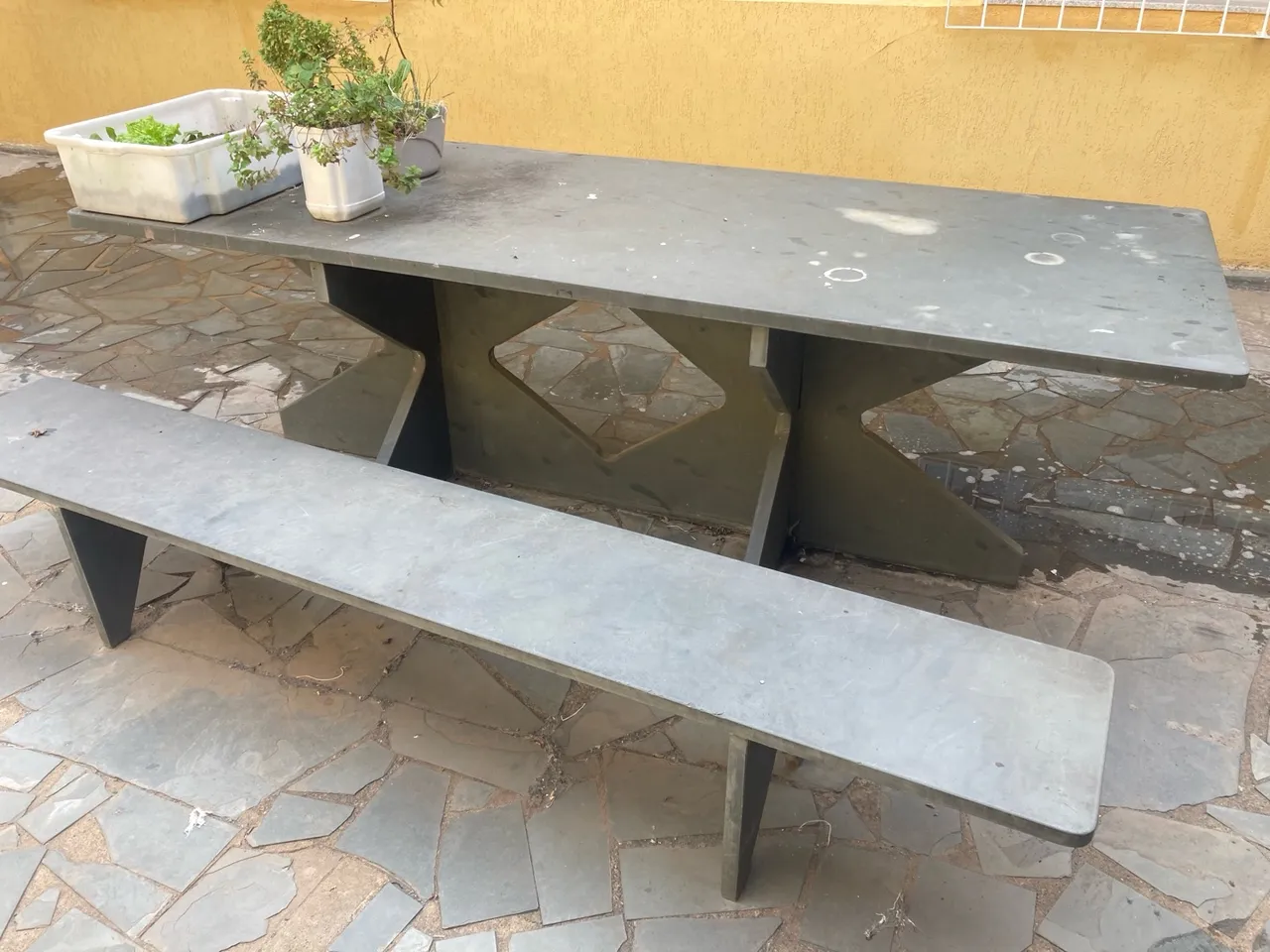Mesa e banco de ardósia