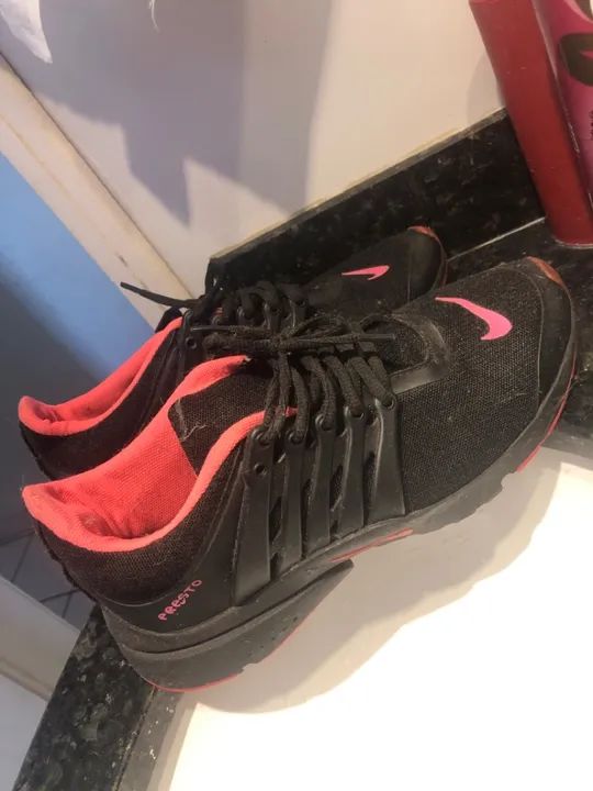 Tênis Nike Preto com Detalhes Rosa - Foto 3