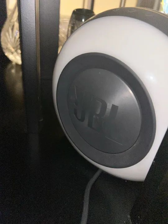 Monitor JBL com Relógio Despertador