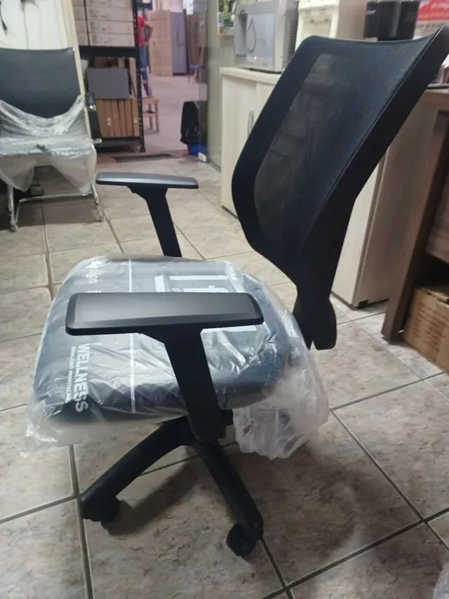 Cadeira executiva adite e Jobe com regulagem de encosto lombar.( só novas  ) - Foto 2
