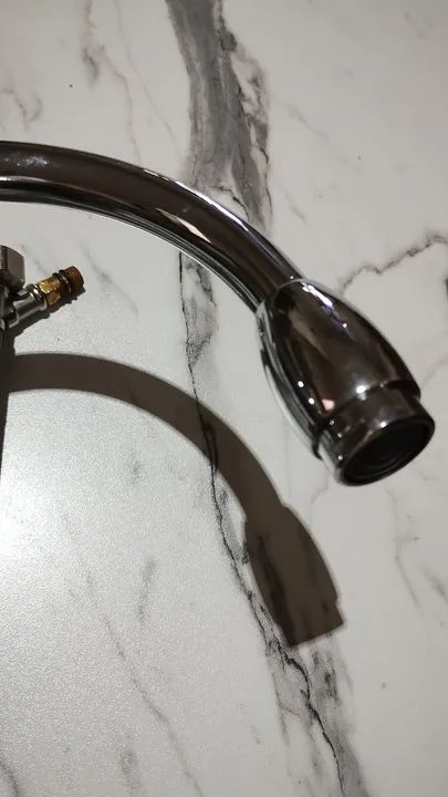 Torneira de bancada quente e frio importada  - Foto 4