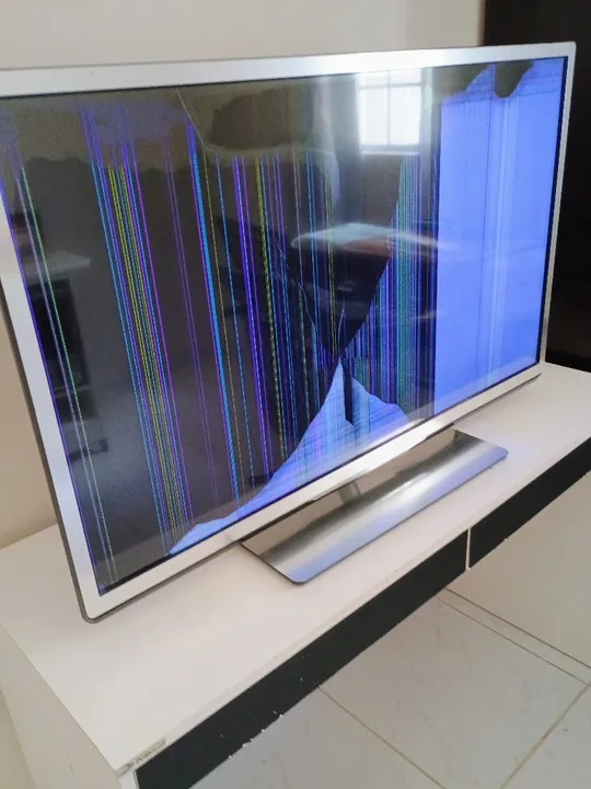 TV com tela quebrada - preço negociável