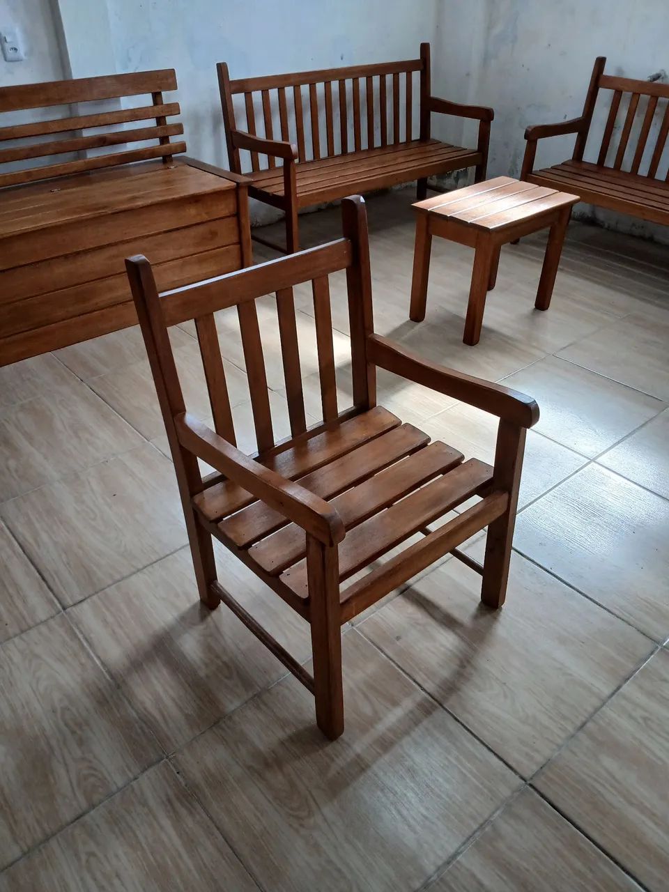 Cadeira de madeira com braços - Foto 3