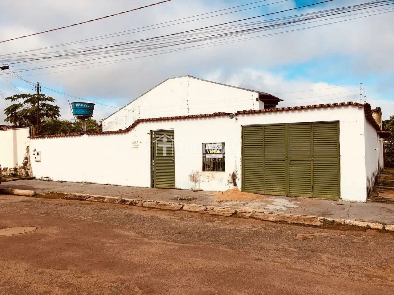Vende-se casa bem localizada no centro de Porto Nacional-To.